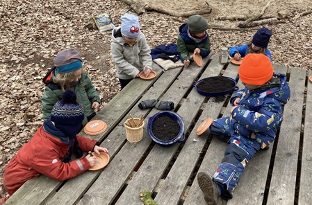 Unsere Kindergartenkinder basteln zu Ostern.