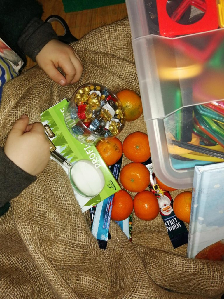 Große Freunde über einen prallen Sack vom Nikolaus